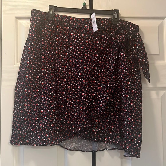 LOFT wrap skirt, ladybug pattern, size 18 - Picture 1 of 3